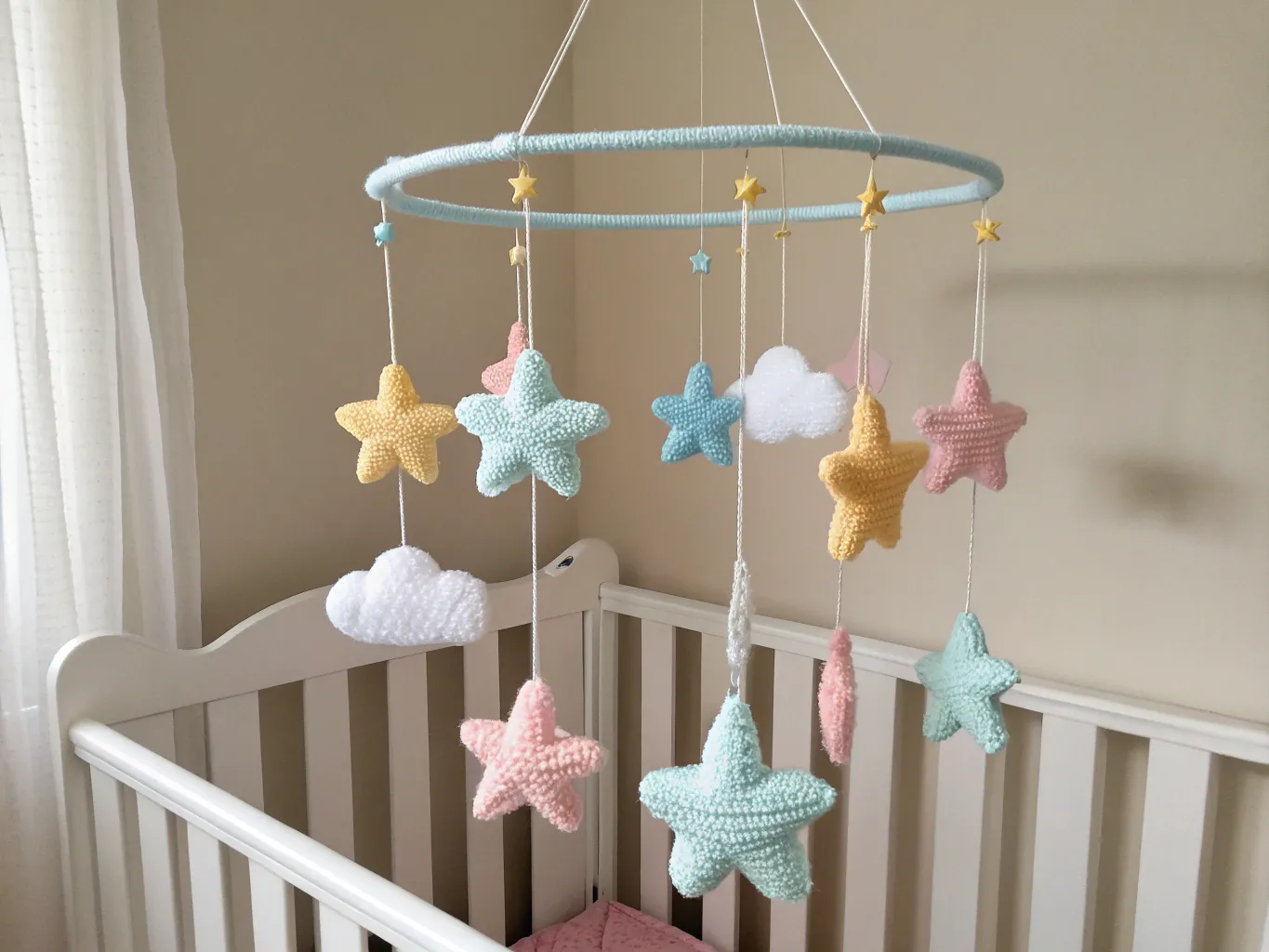 Stickad mobil med stjärnor och moln för babysäng